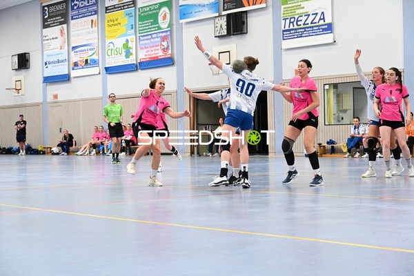 Spielerin von Tv Edingen wirft in Richtung Tor