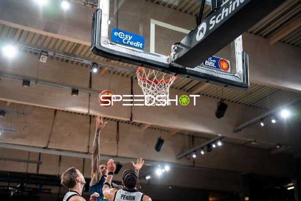 Spielaktion mit Zacharie Perrin (52; Veolia Towers Hamburg) und James Woodard (10; EWE Baskets Oldenburg)