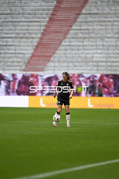 Spielerin mit Ball am Fuß