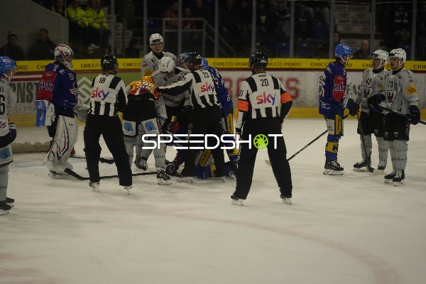 Sandro Schmid (73; Fribourg-Gotteron) bei Spielunterbrechung