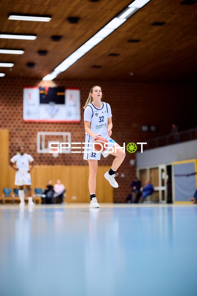 Melanie Hoyt (32; USC BaseCats Heidelberg) dribbelt