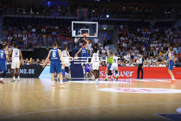 Zweikampf unter dem Korb