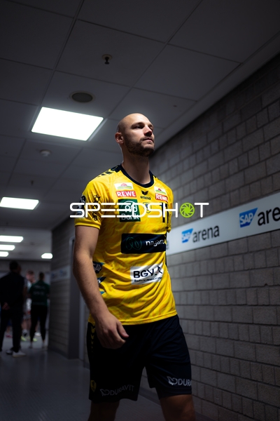 Lukas Sandell (11; Rhein Neckar Löwen) betritt den Gang