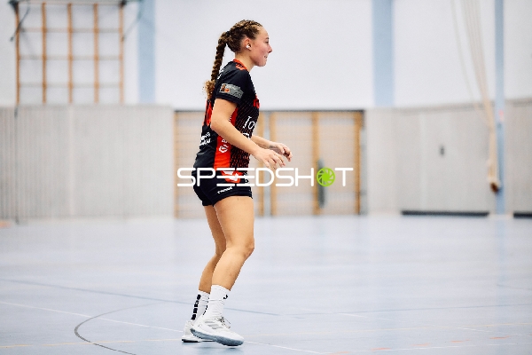 Eine Spielerin von SG Heidelsheim/Helmsheim bewegt sich auf dem Spielfeld.