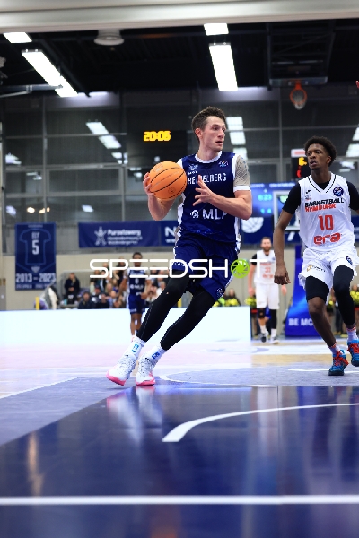 Samuell Williamson (10; MLP Academics Heidelberg) und Sir Jabari Rice (10; Basketball Nymburg) in Aktion