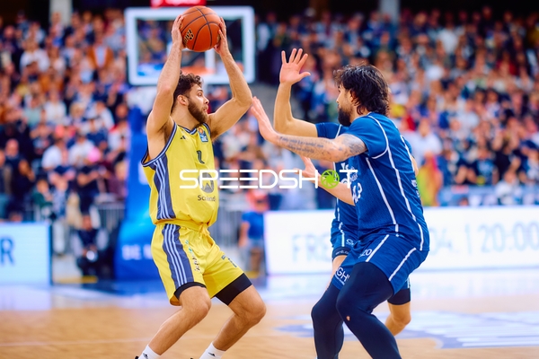 Alba Berlin im Ballbesitz gegen MLP Academics Heidelberg