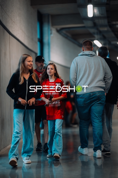 Personen laufen im Gang