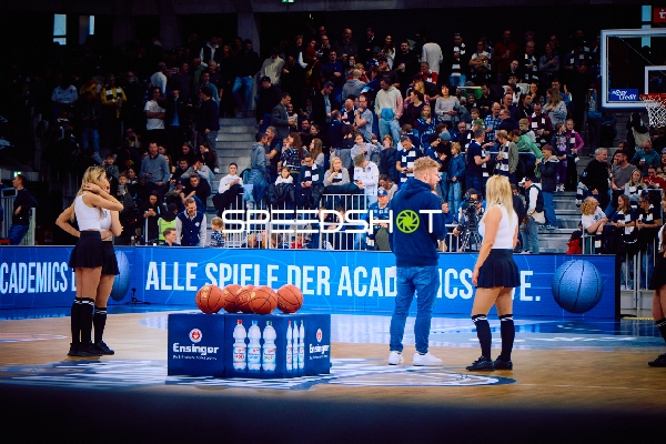 Die Halbzeitunterhaltung mit Cheerleadern auf dem Spielfeld.