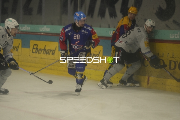 Axel Simic (28; EHC Kloten) im Puckkampf