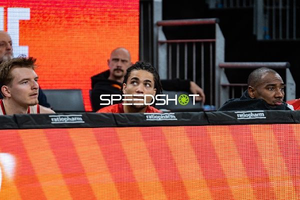 Spieler auf der Bank bei FC Bayern Basketball