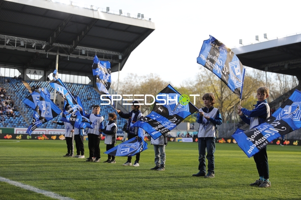 Fahnenschwenker vor dem Anpfiff