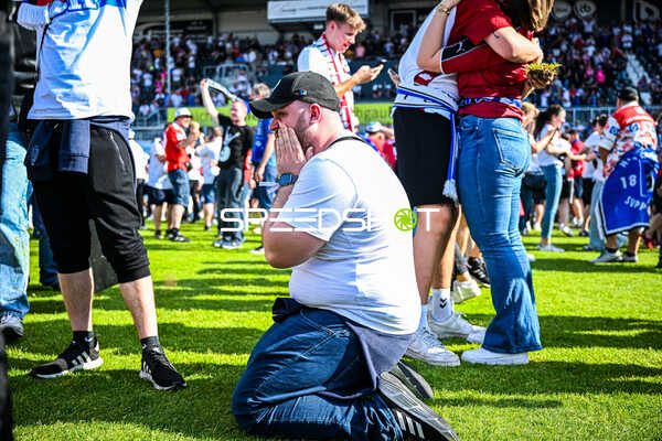 Fußball I Herren I Saison 2022-2023 I 2. Bundesliga I 34. Spieltag I SV Sandhausen 1916 - Hamburger SV I 28.05.2023 HSV Fans am Jubeln, Trauern und beten
Ort: Sandhausen, Germany
Datum: 28.05.2023