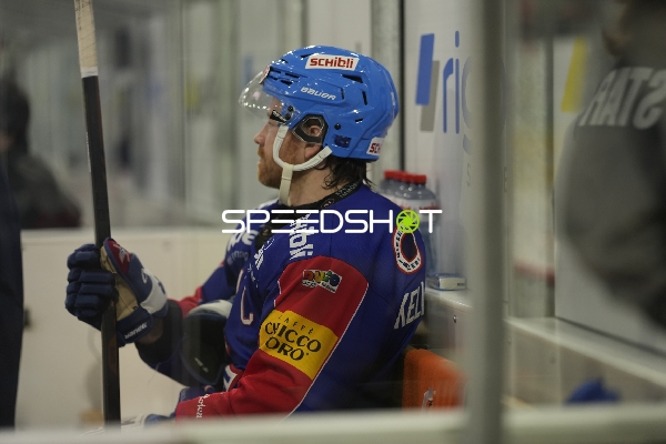 Cyril Keller (53; EHC Kloten) auf der Bank