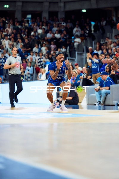 Michael Weathers (20, MLP Academics Heidelberg) reagiert