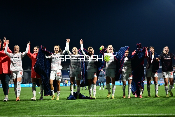 Spielerinnen feiern gemeinsam