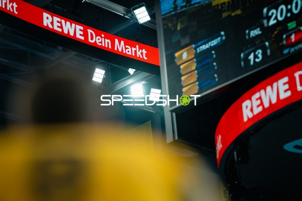 Person im gelben Trikot vor Anzeigetafel