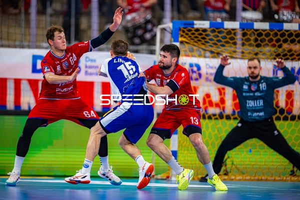 13 verteidigt gegen Simone Mengon (15, ThSV Eisenach)