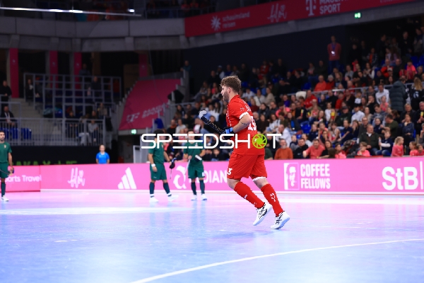 Yves MORARD (13; Schweiz) mit Ball