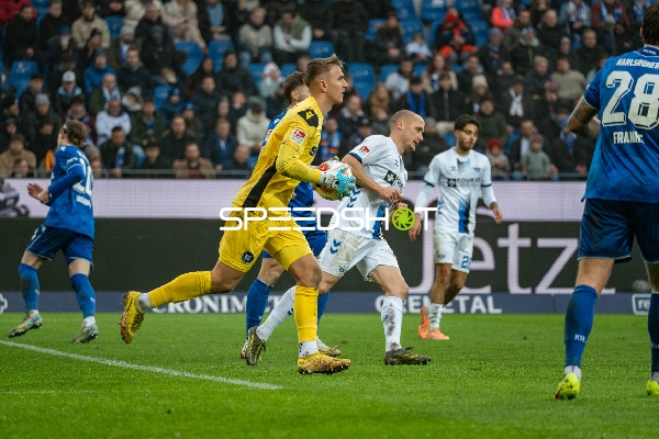 Aki Koch (18; Karlsruher SC) hält den Ball sicher
