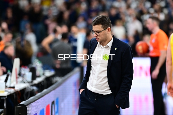 Lazar Spasic (997; EWE Baskets Oldenburg) am Spielfeldrand