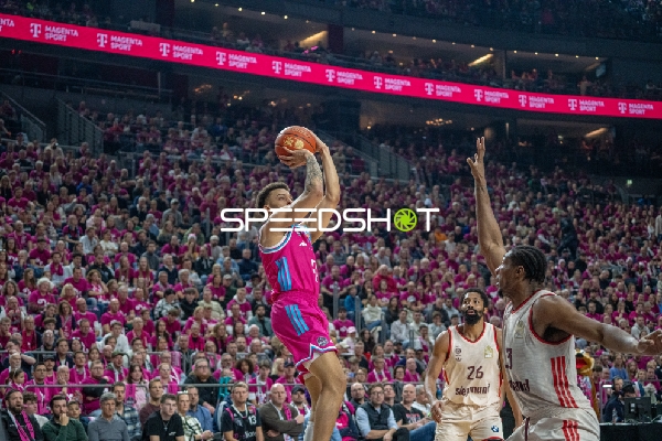 Spencer Dinwiddie (26; FC Bayern Basketball) mit Wurfversuch, Alijah Comithier (2; Telekom Baskets Bonn) verteidigt