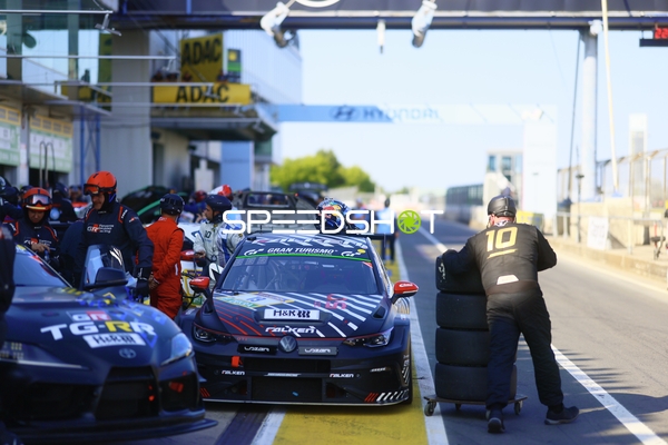 Boxengasse beim 24h Rennen 2025