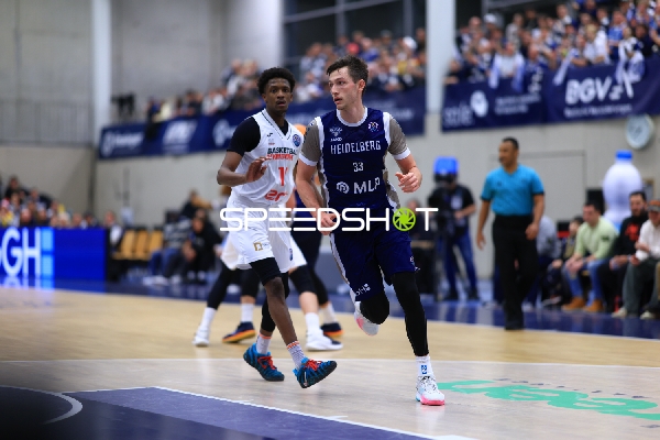 Ryan Mikesell (33; MLP Academics Heidelberg) und Sir Jabari Rice (10; Basketball Nymburg) in Aktion