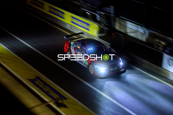 Rennfahrzeug in der Boxengasse