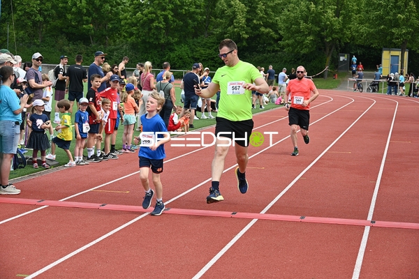 Läufer überqueren Ziellinie