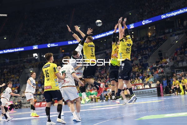 HSG Wetzlar-Spieler beim Sprungwurf gegen die Abwehr von Rhein Neckar Löwen