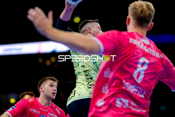 Spieler Nico Schöttle (8; TVB 1898 Stuttgart) passt den Ball