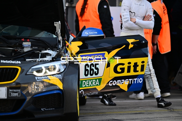 Rennfahrzeug in der Boxengasse