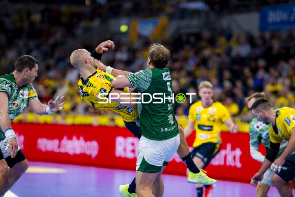 Zweikampf zwischen Halil Jaganjac (45; Rhein Neckar Löwen) und Max Darj (5; Füchse Berlin)