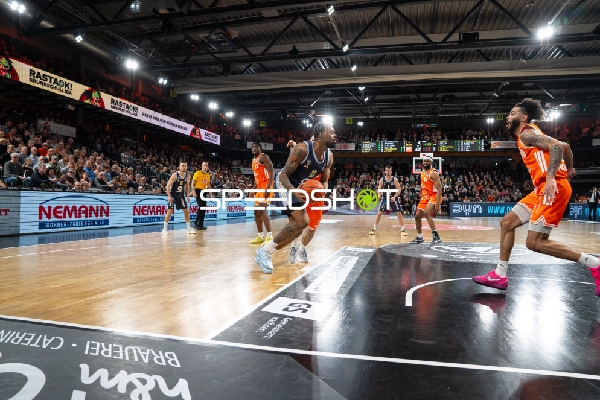 Spielaktion mit Jwan Roberts (13; Alba Berlin) und Tevin Brown (10; Rasta Vechta)