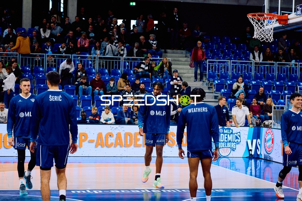 Aufwärmen der Spieler auf dem Feld