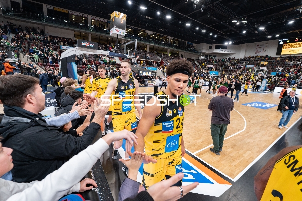 Szene mit Brandon Tischler (24; MHP Riesen Ludwigsburg) und Teamkollegen
