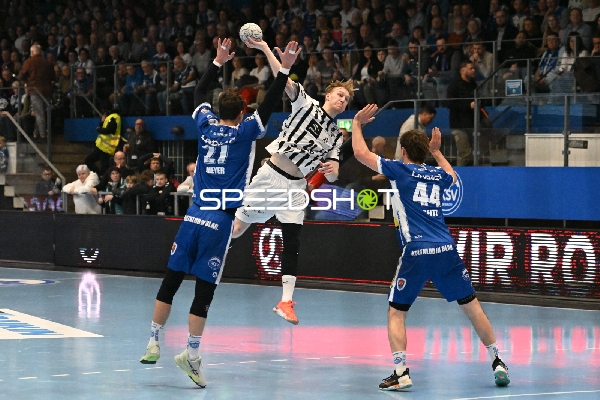 Wurf von Eric Johansson (21; THW Kiel)