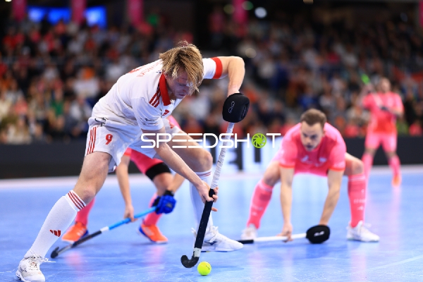 Spannender Zweikampf um Ballbesitz