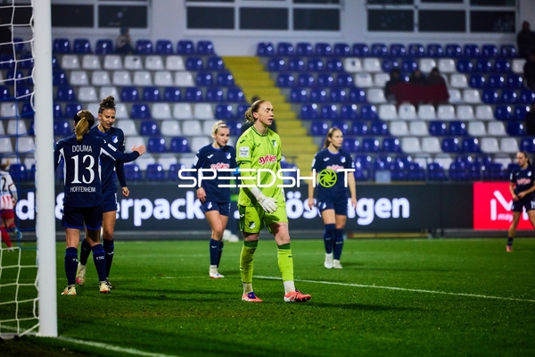 Torwart und Mittelfeldspielerinnen