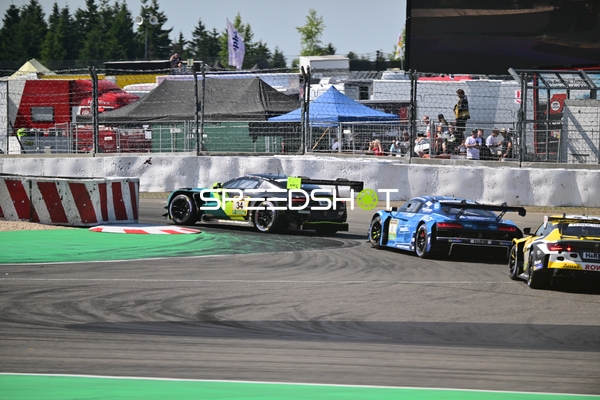 Drei Rennfahrzeuge auf der Rennstrecke