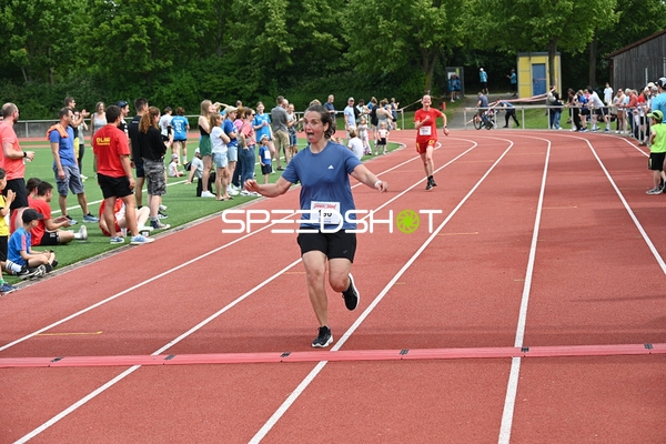 Läuferin überquert Ziellinie