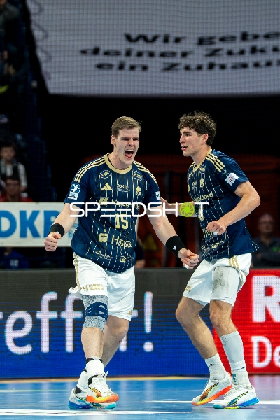 Jubel mit Dominik Axmann (15; HSV Hamburg) und Elias Kofler (10; HSV Hamburg)