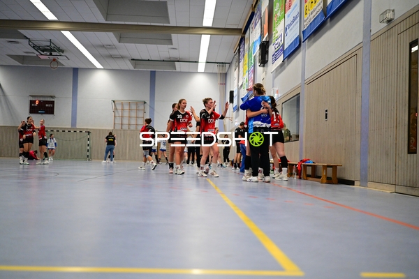 Spieler von TVE - Edinger Haie am Spielfeldrand