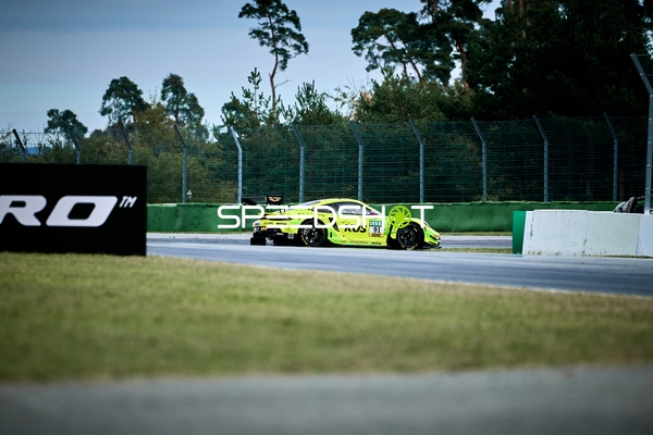 Rennfahrzeug auf der Rennstrecke