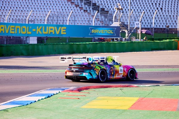 Porsche fährt dynamisch auf der Rennstrecke