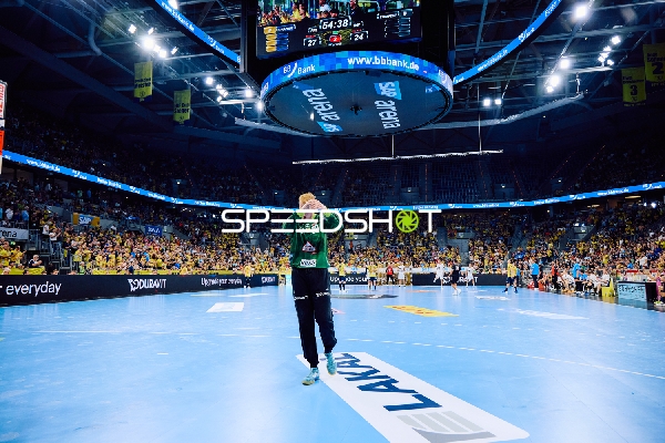 Ein Spieler ist in der Halle auf dem Spielfeld zu sehen.