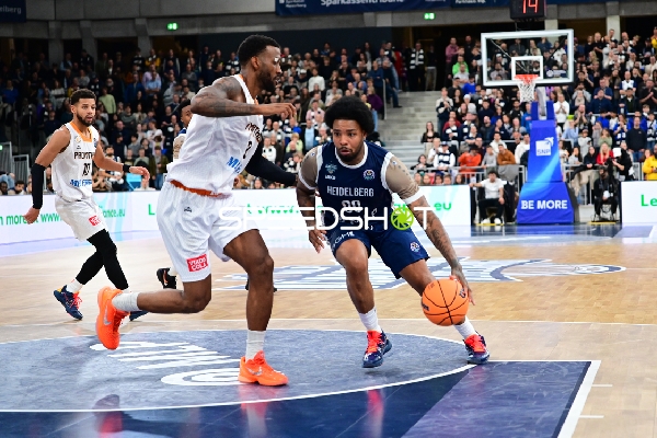 Kendale McCullum (10; Promitheas Patras Vikos Cola) mit Ball gegen Marcus Weathers (00; MLP Academics Heidelberg)