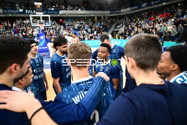 Marcel Keßen (15; MLP Academics Heidelberg) und Teamkollegen in Besprechung