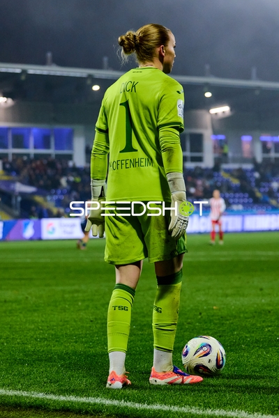 Torwart Laura Dick (1; TSG Hoffenheim Frauen) am Ball