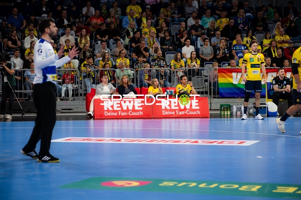 Patrick Groetzki (24; Rhein Neckar Löwen) und Matija Spikic (1; ThSV Eisenach) auf dem Spielfeld